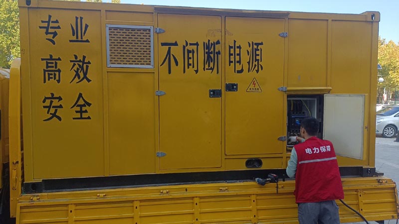 霍尔果斯柴油发电机组和UPS电源配合使用时，如何避免切换过程中的电力中断？
